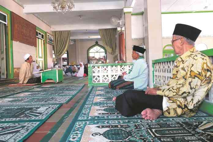 Para santri sepuh dengan tenang mendengarkan pengajian rutin di Serambi Masjid Agung Payaman. (ROFIK SYARIF G P/JAWA POS RADAR SEMARANG)