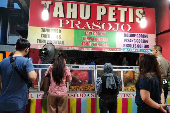 Pelanggan Tahu Petis Prasojo berjejer antre di Pujasera Simpang Lima. (IDA FADILAH/JAWA POS RADAR SEMARANG)