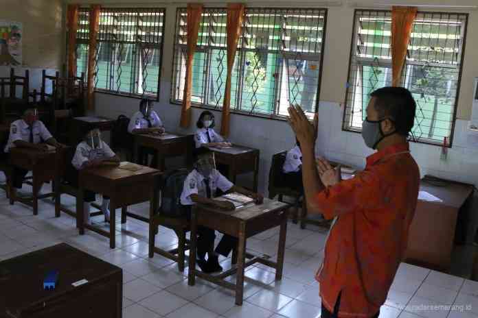 Pelaksanaan uji coba pembelajaran tatap muka (PTM) tahap II di SMP Negeri 33 Semarang. (NURCHAMIM/JAWA POS RADAR SEMARANG)