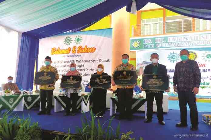Perwakilan dari lima pengelola rumah sakit PKU Muhammadiyah menerima plakat pengesahan di sela peresmian yang dipusatkan di RS Hj Fatimah Sulhan Demak. (Wahib Pribadi/Jawa Pos Radar Semarang)