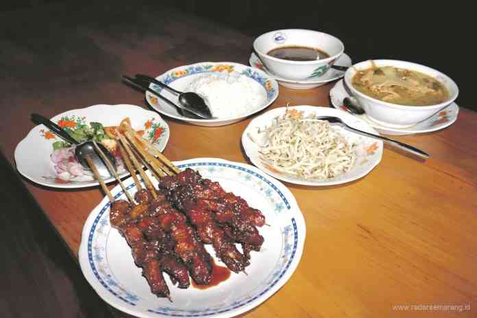 Sate Bumbon di Jalan Tembus, Patebon. (BUDI SETIYAWAN/JAWA POS RADAR SEMARANG)