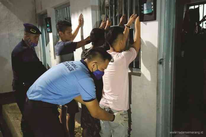 Petugas menggeledah tubuh warga binaan di Rutan Kelas IIB Batang. (RIYAN FADLI JAWA POS RADAR SEMARANG)