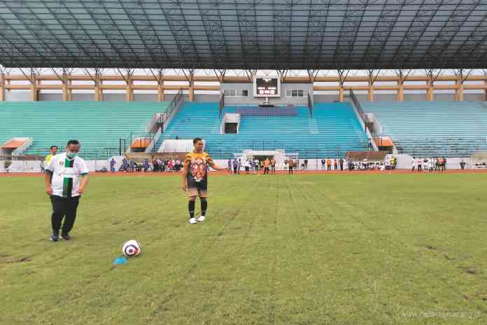 Wali Kota Magelang Muchamad Nur Aziz kick off pertandingan persahabatan tim Pemkot Magelang dan Bank Jateng Selasa, (6/4/2021). (PUPUT PUSPITASARI/JAWA POS RADAR SEMARANG)
