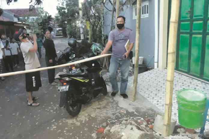 Polisi saat melakukan olah TKP di Perum Wirabaru II Kelurahan Pekuncen, Kecamatan Wiradesa Sabtu (3/4/2021). (Istimewa)