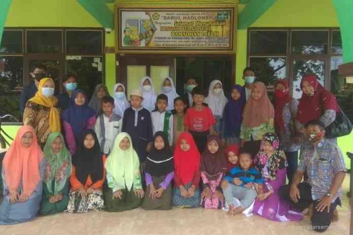 Guru dan siswa SMAN 2 Demak menyantuni anak yatim Darul Hadlonah. (Wahib Pribadi/Jawa Pos Radar Semarang)