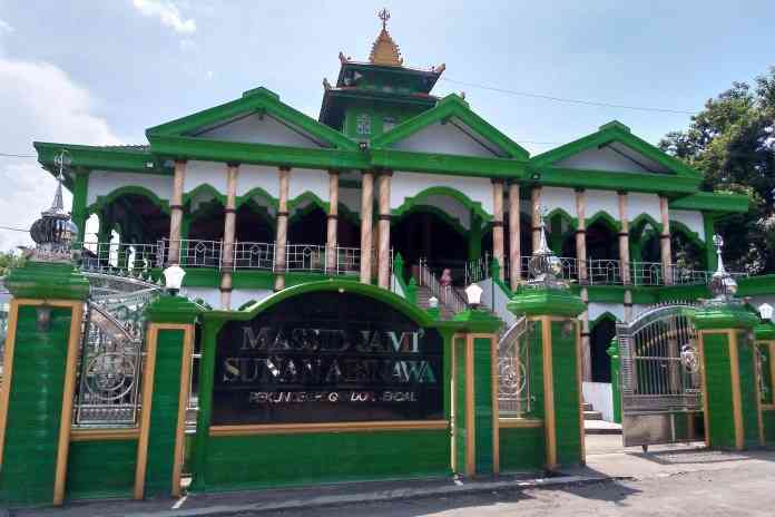 Masjid Jami’ Sunan Abinawa di Desa Pekuncen, Kecamatan Pegandon, Kabupaten Kendal berdiri megah dengan ornamen yang serba hijau. (PUTRI ISNAYNI/JAWA POS RADAR SEMARANG)