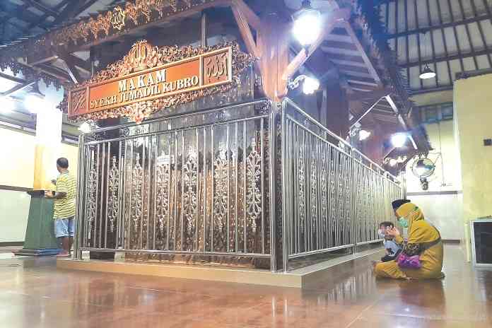 Para peziarah berdoa di depan makam Syekh Maulana Jumadil Kubro. (TITIS ANIS FAUZIYAH/JAWA POS RADAR SEMARANG)