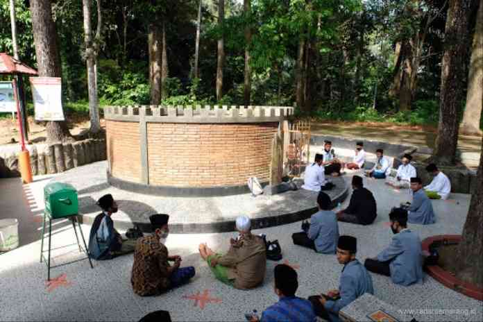 Beberapa peziarah dari berbagai daerah sedang berdoa di sekeliling makam Syekh Subakir Magelang. (ROFIK SYARIF G P/RADAR MAGELANG)