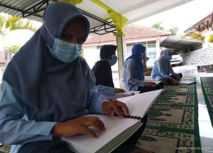 Para penyandang disabilitas dari Panti Pelayanan Sosial Disabilitas Penganthi Temanggung tadarus Alquran bersama-sama. (Ananta Erlangga Musa / Jawa Pos Radar Semarang)