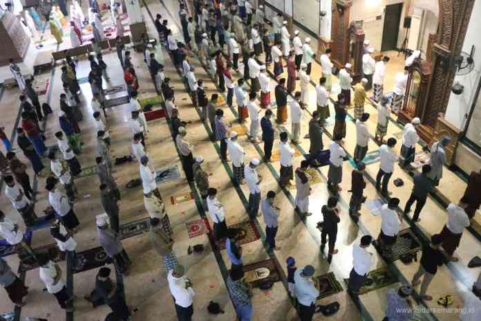 Pelaksanaan salat tarawih perdana yang digelar di Masjid Agung Jawa Tengah (MAJT) tadi malam. (NURCHAMIM/JAWA POS RADAR SEMARANG)