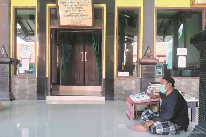 Juru kunci Makam Sunan Terboyo, di Tambakrejo, Kecamatan Gayamsari, Kota Semarang. (TITIS ANIS FAUZIYAH /JAWA POS RADAR SEMARANG)