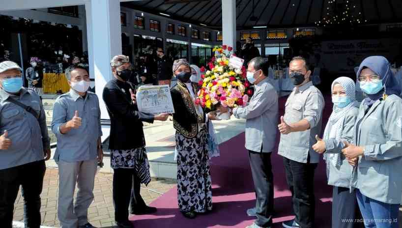 Direktur Jawa Pos Radar Semarang Baehaqi saat menyampaikan ucapan HUT ke-55 Kabupaten Batang dengan menyerahkan buket bunga cantik kepada Bupati Batang Wihaji didampingi wakilnya Suyono. (RIYAN FADLI/JAWA POS RADAR SEMARANG)