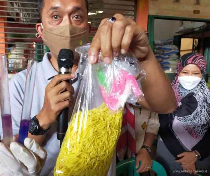 Kabid Pelayanan dan Sumberdaya Kesehatan dr Ribekan menunjukkan sampel mie formalin, centil berpewarna textile dan ikan cumi asin mengandung borax. (Wahib Pribadi/Jawa Pos Radar Semarang)
