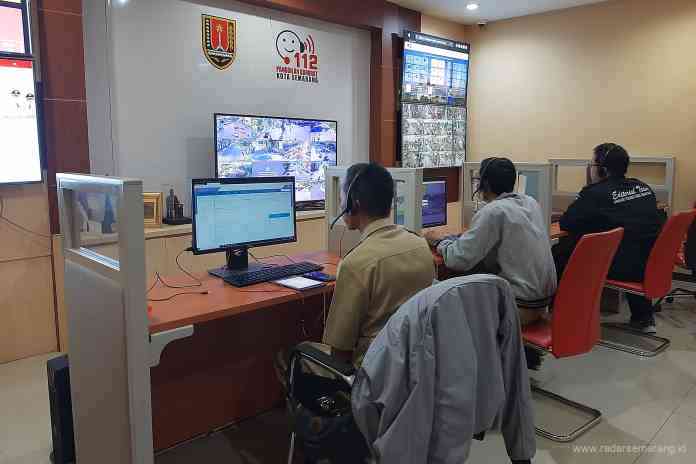 PANGGILAN DARURAT: Suasana ruang call center 112 di Situation Room samping kantor Wali Kota Semarang. (kanan) Wali Kota Hendrar Prihadi saat mengunjungi ruang call center 112.(TITIS ANIS FAUZIYAH/JAWA POS RADAR SEMARANG)