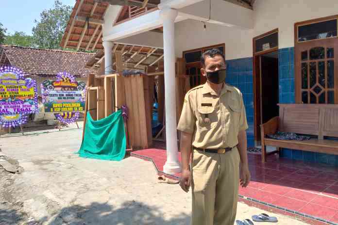 Kepala Desa Gebangkerep Didi Madiyono yang juga paman Sertu Kom Achmad Faisal di depan rumah Mujiono-Tuliyah, Senin (26/4/2021). (NANANG RENDI AHMAD/JAWA POS RADAR SEMARANG)