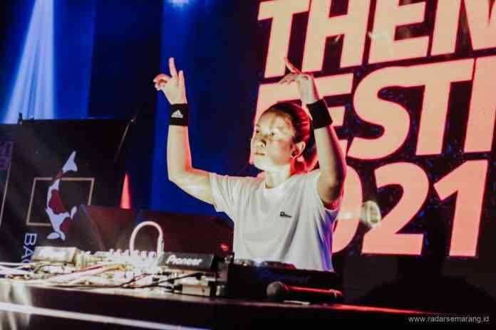 KEREN : Aqila Khansa Satriani alias DJ Qila saat beraksi di panggung. (Dok Pribadi)