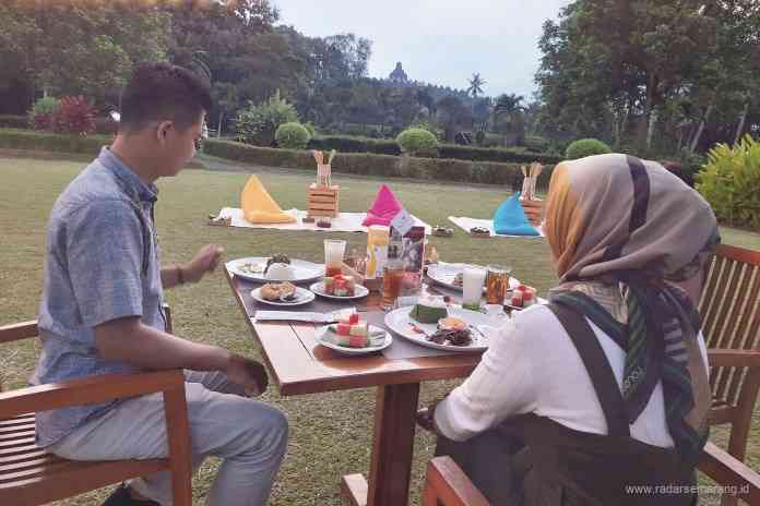 Pengunjung menikmati senja dengan pemandangan Candi Borobudur dari Manohara Resto. (Istimewa)