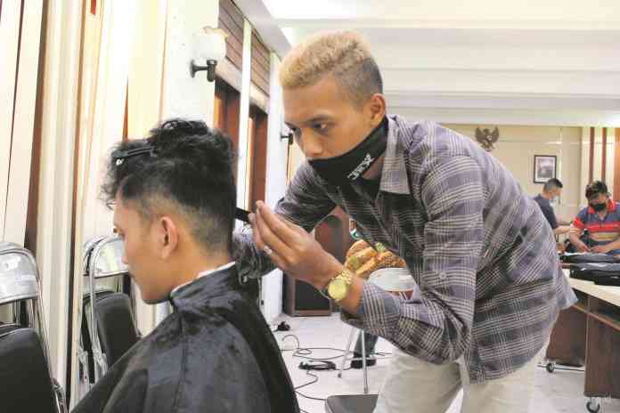 ASN di lingkungan Pemkot Magelang bebas potong rambut sesuai keinginan. Ditangani peserta pelatihan barbershop BLK Kota Magelang. (PUPUT PUSPITASARI/JAWA POS RADAR SEMARANG) 