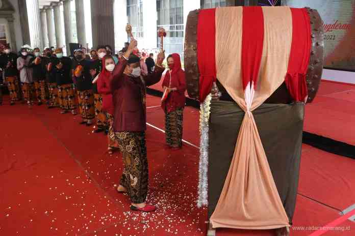 Wali Kota Semarang Hendrar Prihadi menabuh bedug sebagai tanda tibanya bulan Ramadan. (DOKUMEN NUR CHAMIM/JAWA POS RADAR SEMARANG)