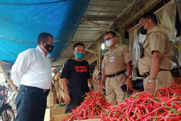 Kepala Dinas Ketahanan Pangan Kota Semarang Tri Supriyanto SH MM saat berdialog dengan pedagang cabai di pasar Johar MAJT, terkait stok dan harga cabai rawit. (Sulistiono/Jawa Pos Radar Semarang)