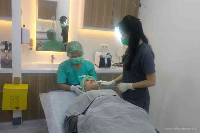 Dokter Klinik Derma Express saat melakukan tretment kepada salah seorang pasien di Klinik Derma Express jalan R.A Kartini no.54 Kota Semarang (28/4/2021). (Istimewa)