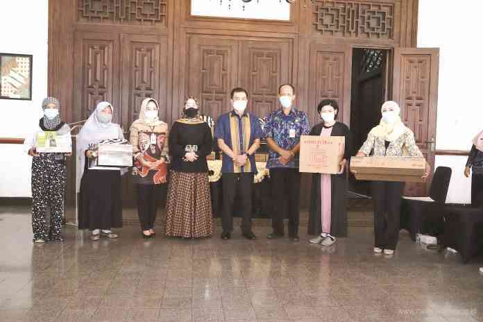 Penerima bantuan berfoto bersama Wali Kota Yuliyanto usai menerima alat masak secara simbolis. (Dhinar Sasongko/Jawa Pos Radar Semarang)