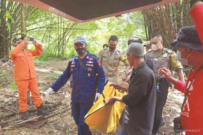 Jasad korban dievakuasi ke mobil ambulans Senin (12/4/2021). (Istimewa)