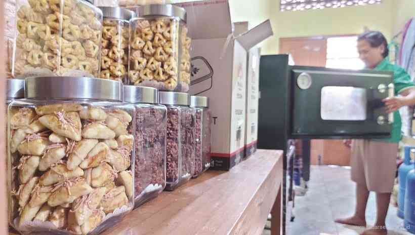 Pesanan kue-kue kering untuk Lebaran telah dikemas dalam toples oleh Ragil Wulan Purnamasari, pemilik Omah Kue. (PUPUT PUSPITASARI/JAWA POS RADAR SEMARANG)