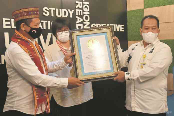 Paulus Pangka SH, Prof Dr Tandiyo Rahayu MPd (tengah) dan Rektor Unnes Prof Dr Fathur Rokhman M.Hum. (Istimewa)
