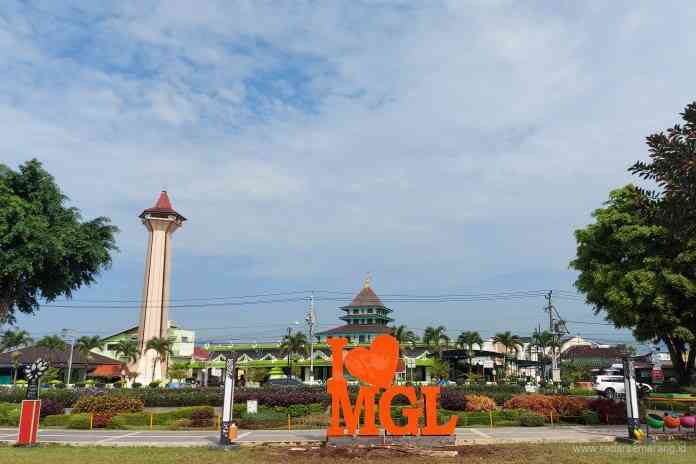 DLH Kota Magelang memasang lampu I LOVE MGL di Alun-alun Kota Magelang. Satu sisinya bermotif batik Nanom, sisi lainnya menonjolkan warna oranye polos. (PUPUT PUSPITASARI/JAWA POS RADAR SEMARANG)