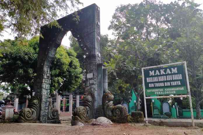 Kompleks makam Habib Abu Bakar bin Thoha bin Yahya berada tepat di pinggir Jalan Raya Karanganyar, Kajen, Kabupaten Pekalongan. (NANANG RENDI AHMAD/JAWA POS RADAR SEMARANG)