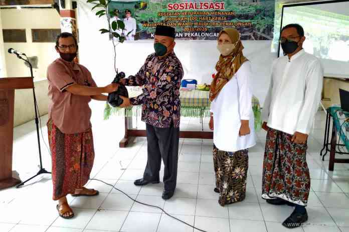 Wakil Wali Kota Pekalongan Salahudin menyerahkan bantuan bibit secara simbolis Senin (5/4/2021). (Lutfi Hanafi/Jawa Pos Radar Semarang)