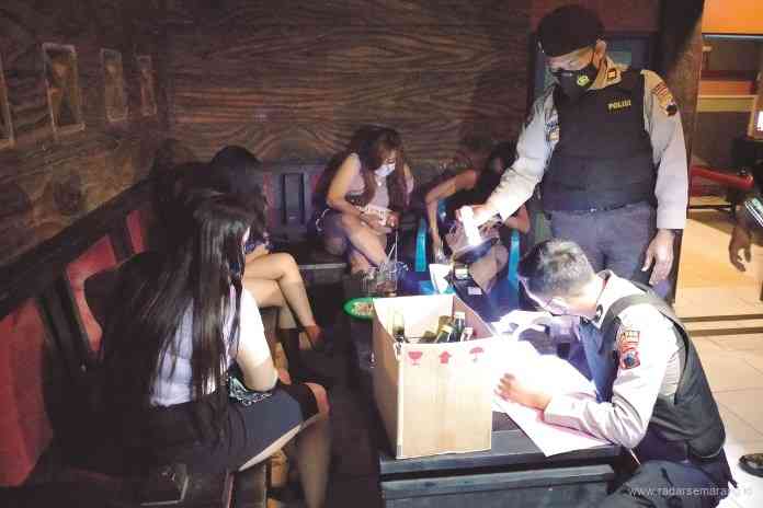 Petugas saat mendata PL dan mengamankan sejumlah minuman keras di salah satu tempat karaoke di Kabupaten Pekalongan Senin (12/4/2021). (NANANG RENDI AHMAD/JAWA POS RADAR SEMARANG)