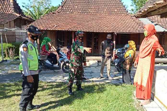 Petugas sedang menjalani tracing terhadap warga yang terkonfirmasi Covid-19 sebagai langkah preventif. (Wahib Pribadi/Jawa Pos Radar Semarang)