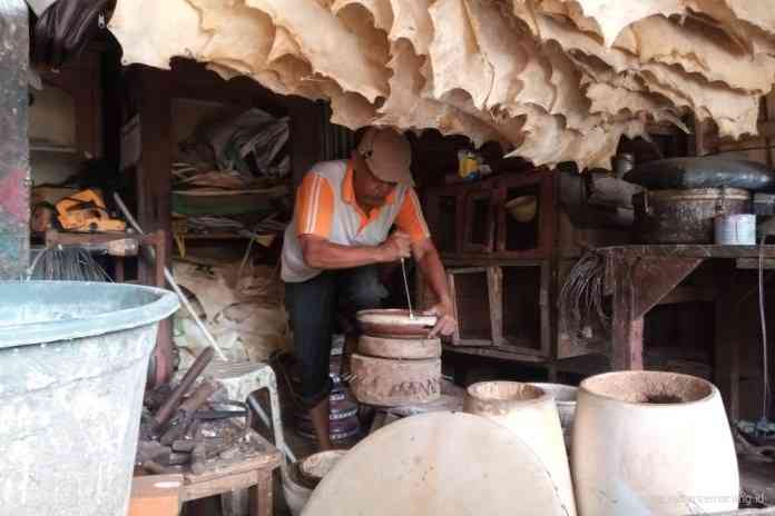 Muhammad Khamim sedang membuat rebana di rumah produksi Jalan Sanggrahan RT 1 RW 2 Kelurahan Lodoyong, Kecamatan Ambarawa, Senin (19/4/2021). (Maria Novena/Jawa Pos Radar Semarang)