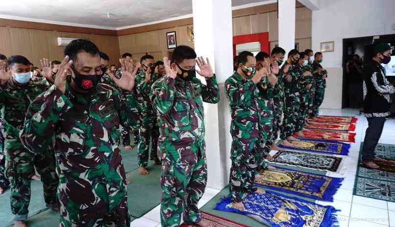 Puluhan TNI AD dari Kodim 0715 Kendal saat menggelar salat gaib dan doa bersama bagi korban Kapal Selam KRI Nanggala  402 di aula Makodim setempat. (BUDI SETIYAWAN/JAWA POS RADAR SEMARANG)
