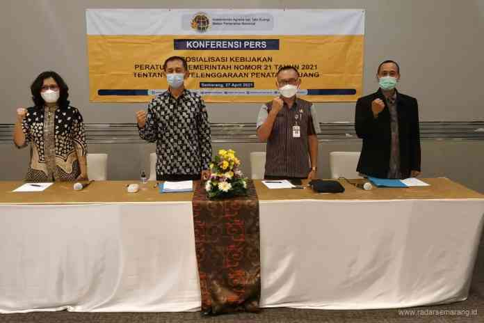 Direktur Jenderal Tata Ruang, Abdul Kamarzuki, (dua dari kiri) seusai melakukan sosialisasi di Semarang, Selasa (27/4/2021). (Istimewa)