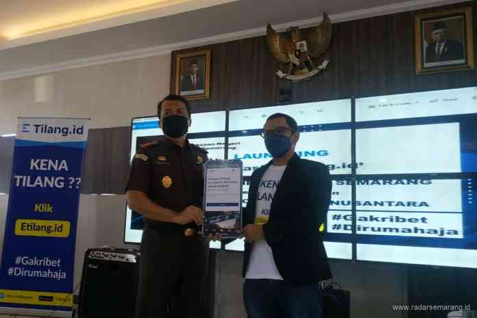 Kajari Semarang Transiswara Adhi bersama CEO PT Melayani Cakrawala Nusantara saat meluncurkan inovasi talang tantri, Jumat (23/4/2021). (IDA FADILAH/JAWA POS RADAR SEMARANG)