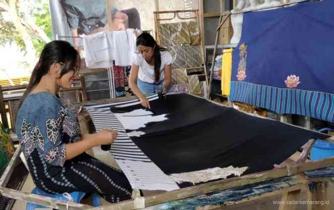 Eks buruh migran dari Wonosobo tengah mengerjakan usaha batiknya yang mulai berkembang. Tiga UMKM Wonosobo bakal digandeng E-Commerce. (Istimewa)