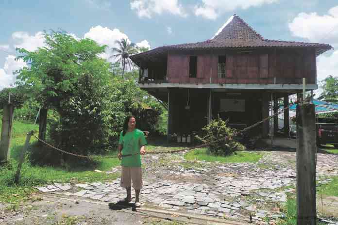 Warung makan milik Dani Rasyid tutup karena terganggu bau sampah tidak sedap dari TPA Pasuruhan. (LUQMAN SULISTIYAWAN/JAWA POS RADAR MAGELANG)