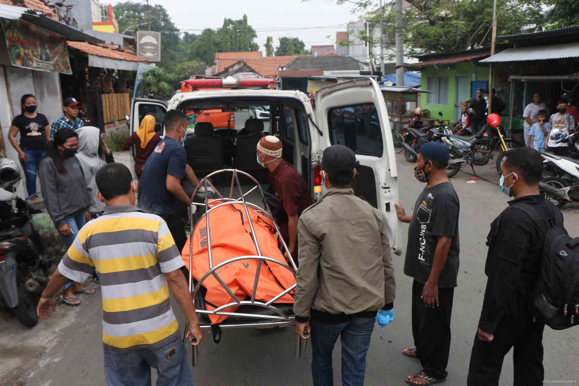 Petugas inafis Polrestabes Semaramg mengevakuasi jenazah Ratna yang ditemukan tewas di kamar kos Jumat (7/5/2021). (Nurchamim/Jawa Pos Radar Semarang)