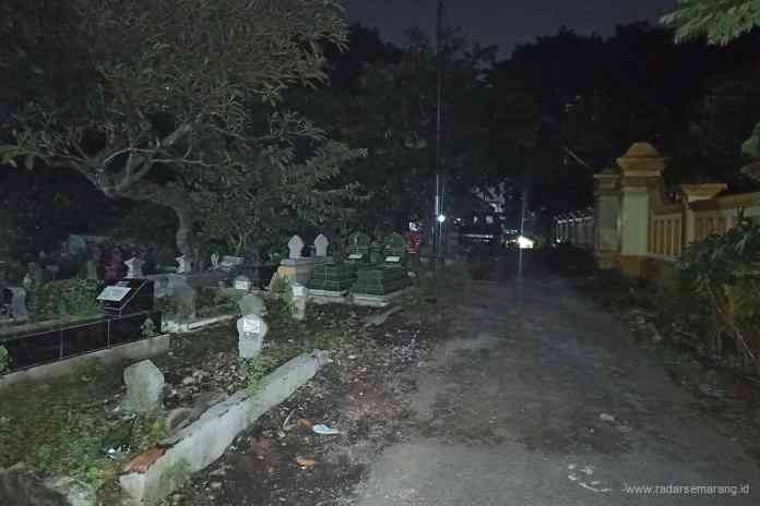 Jalan menuju kampung Gunung Brintik yang berada di kawasan pemakaman umum Bergota Semarang. (M HARIYANTO/JAWA POS RADAR SEMARANG)