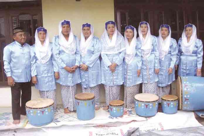 Pemain kesenian Dengklung Al-Kafi saat tampil di suatu acara. (Istimewa)