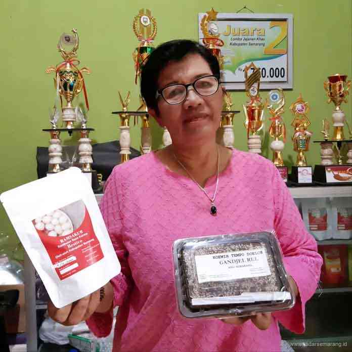 INOVATIF : Eunike Elsa Ketut Sukadana menunjukkan Roti Ganjel Rel hasil modifikasi resep dari kakeknya hingga lebih kekinian. (DOKUMEN PRIBADI)