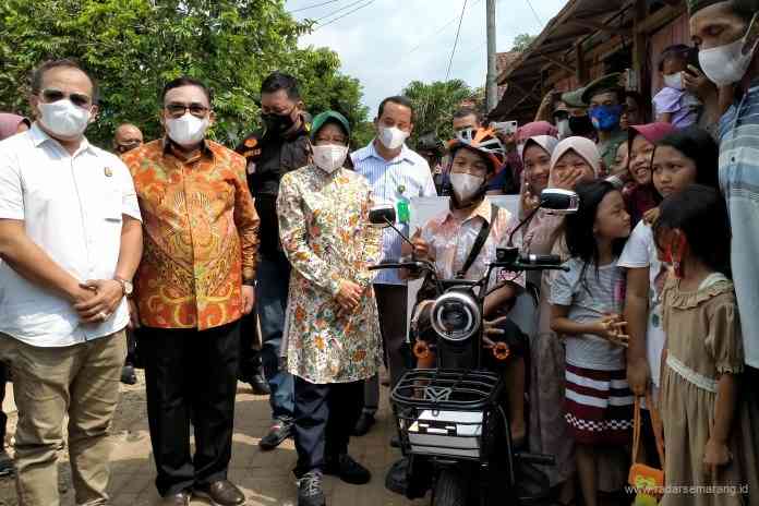 BANGGA : Gading Ogi Syahputra saat diajak foto bersama Menteri Sosial Tri Rismaharini dan Bupati Pekalongan Asip Kholbihi, Minggu (16/5). (NANANG RENDI AHMAD/JAWA POS RADAR SEMARANG)