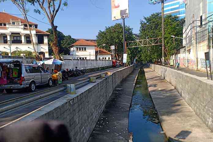 JADI PUBLIC SPACE : Kali Semarang di belakang Lawang Sewu lebih bersih setelah dibangun tanggul beton. Ke depan akan disulap menjadi public space dan tempat wisata air yang menawan. (ADENNYAR WYCAKSONO/JAWA POS RADAR SEMARANG)