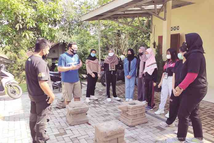 Belasan pelajar dan mahasiswa tengah mendengar penjelasan dari Warin Nugroho, tokoh Salatiga Heritage di rumah arca Plumpungan. (Dhinar Sasongko/Jawa Pos Radar Semarang)
