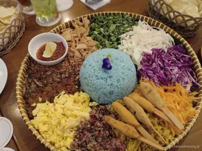 Nasi Ulam Bunga Telang yang memiliki simbol keberagaman. (ADENNYAR WYCAKSONO/JAWA POS RADAR SEMARANG)