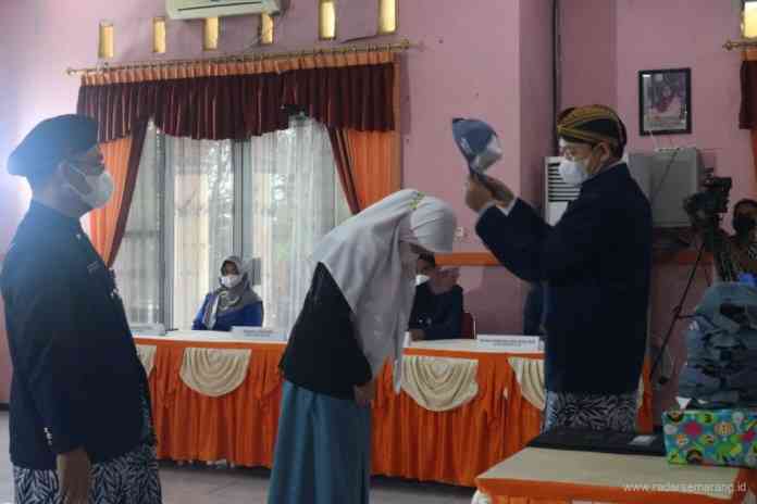 Kepala SMAN 1 Demak Agus Budi Purwaka, MPd mewisuda para siswa secara luring dan virtual. (Wahib Pribadi/Jawa Pos Radar Semarang)