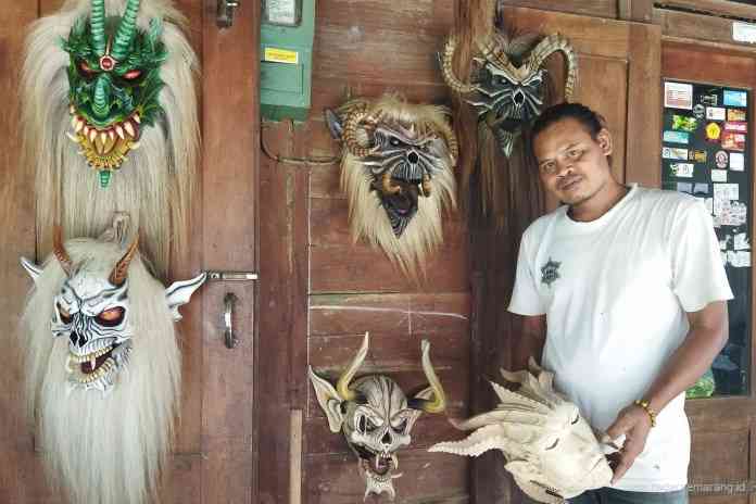 Ashari perajin topeng buto di Desa Tamanagung, Muntilan Kabupaten Magelang. (Riri Rahayu/Jawa Pos Radar Semarang)